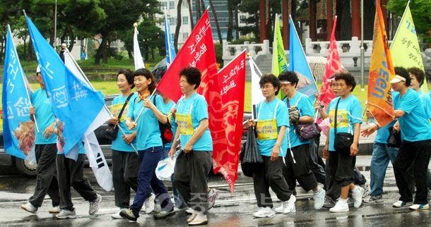 ▲ 11일 대전시청 남문광장에서 열린 바른역사 정립과 평화와 통일을 기원하는 전국달리기 행사에 참여한 시민들이 기발을 들고 행진을 시작하고 있다./이민희 기자