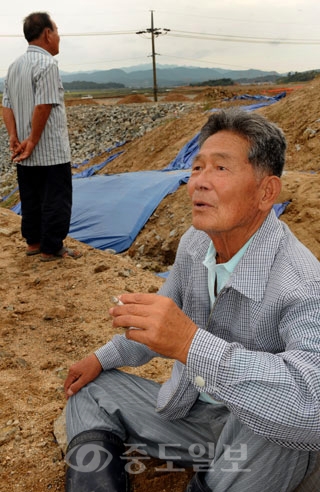 ▲ 민속명절 추석을 앞두고 연기군 남면 진의리 행정중심복합도시 예정지 주민들이 시간이 흐를 수록 정부의 수정에 대한 불안감속에 한숨만이 깊어가고 있다./김상구기자