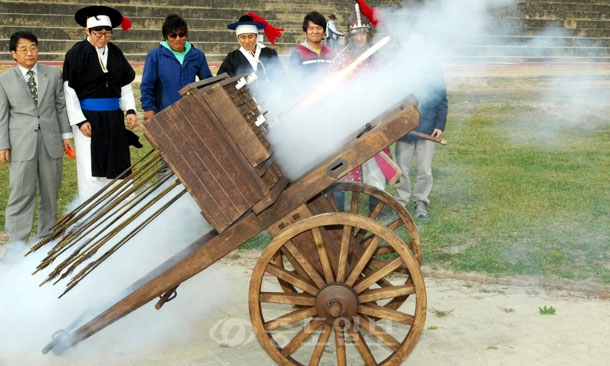 ▲ 조선시대에 개발된 로켓 화기인 신기전축제가 17일 대전엑스포과학공원 인근 갑천변에서 열려 항공우주연구원의 채연석 박사팀에 의해 복원된 신기전이 발사되고 있다./이민희 기자 photomin@