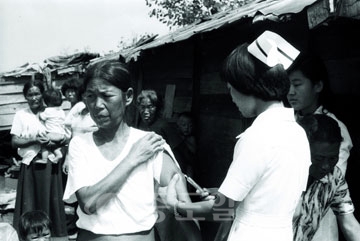 ▲ 대전의 보건소직원 들이 여름철 수해지역에서 전염병 예방을 위해 주민대상 예방접종 하고 있는 모습.