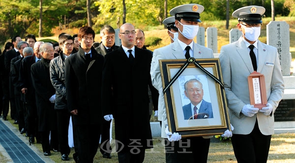 ▲ 이후락 전 중앙정보부장의 안장식이 대전국립현충원에서 열려 2일 오후 현충원 의전단이 고인의 영현을 장군묘역으로 운구하고 있다./지영철 기자