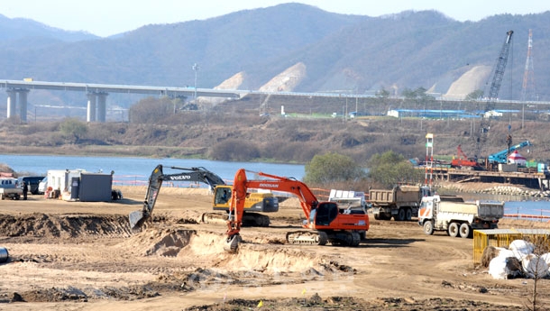 ▲ 연기군 금남면 행복지구 1.2공구 금남보 건설현장에 건설 중장비들이 굉읍을 내며 물막이 작업이 한참 진행중이다./김상구기자