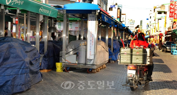 ▲ 동장군이 연일 기승을 부리면서 서민들의 삶의 터전 재래시장인 대전 중앙시장에는 인적이 드문 채 난방용 기름을 배달하는 이들의 오토바이만이 분주히 움직이고 있어 한겨울 한파를 실감케 하고 있다./김상구 기자