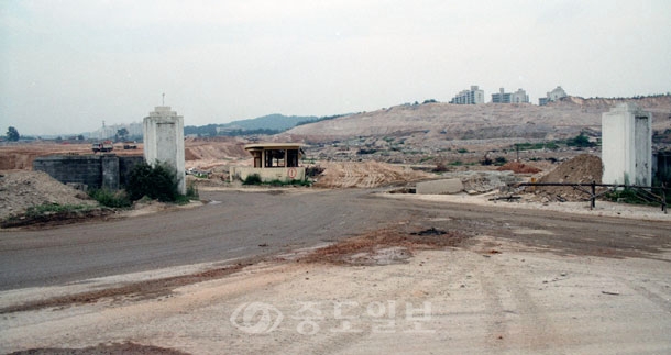 ▲ 1980년대 육군통신학교가 다른 곳으로 옮겨가고 도시개발을 위한 공사가 진행중인 모습.