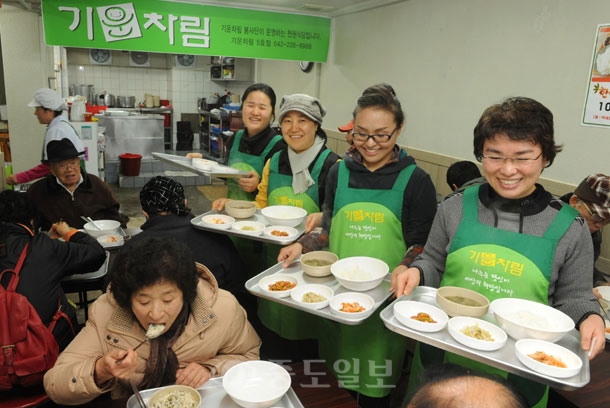 ▲ 대전동구 중앙시장에 위치한 기운차림봉사단이 운영하는 기운차림식당에서 점심한끼에 천원을 받으며  봉사단원들이 환한미소로 손님들을 맞이하고 있다./김상구 기자