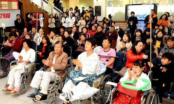 ▲ 렉서스 병원 자선 콘서트가 28일 오후 충남대학교에서 열려 병원에 있는 환자들과 보호자들이 박수를 치며 관람하고있다./손인중 기자