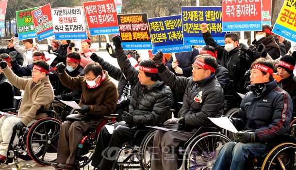 ▲ 17일 오전 둔산동에 위치한 근로복지공단 산재근로자 100여 명이 참석한 가운데 강압적 산재근로자 치료종결 중단을 촉구하는 성명서 발표와 구호를 외치고있다./손인중 기자