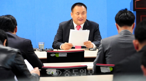 ▲ 자유선진당 이상민 의원이 9일 대전시청 브리핑룸에서 대구와 광주를 연구개발특구로 지정 방침과 관련한 기자회견을 하고 있다./지영철 기자