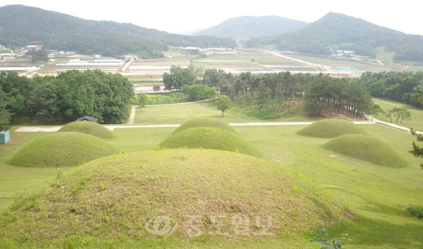 ▲ 능산리고분군