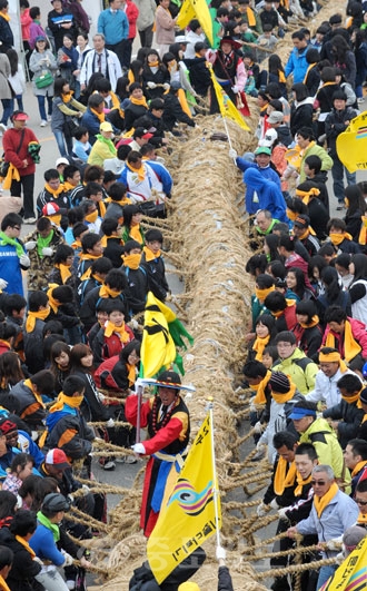 ▲ 10일 충남 당진군 송악읍 기지시리에서 열린 '2010 기지시 줄다리기 축제'에서 참석자들이 줄다리기에 쓰일 큰 줄을 옮기고 있다./당진=손인중 기자