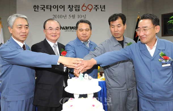 ▲ 한국타이어 창립69주년 기념식이 10일 오후 한국타이어 대전공장 본관 2층 대회의실에서 열려 송권호 대전공장장을 비롯한 관계자들이 케익을 절단하고있다./손인중 기자