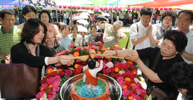 ▲ 불기 2554년 부처님오신날인 21일 대전 서구 탄방동 세등선원에서 봉축법요식이 끝나면서 불자들이 두줄로 긴 행렬을 이루며 아기 부처에  관불식을 하며 경축하고 있다./김상구 기자