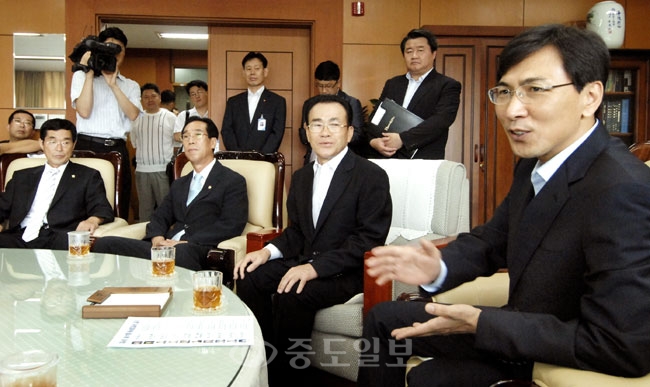 ▲ 안희정 충남지사가 행복한 변화, 새로운 충남건설을 위한 시.군 순방에 나선 첫날인 29일 연기군청을 초도 방문해 유한식 군수와 군의원들과 함께 군정현안에 대한 이야기를 나누고 있다./연기=이민희 기자