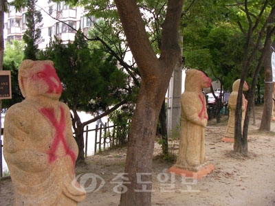 ▲ 대덕구 한 공원에 설치된 십이지신상 석조물이 붉은색 락카에 심하게 훼손돼 있다.