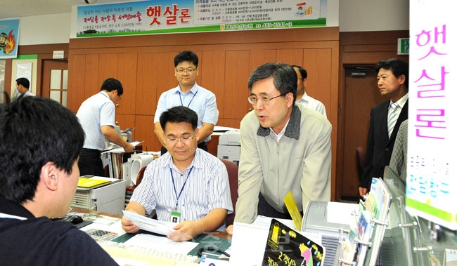 진동수 금융위원장이 5일 대전을 방문해 서민들에게 저리로 돈을 빌려주는 '햇살론'의 추진 실적을 점검하고 은행 직원들을 격려하고 있다.
<br />/손인중 기자 dlswnd98@