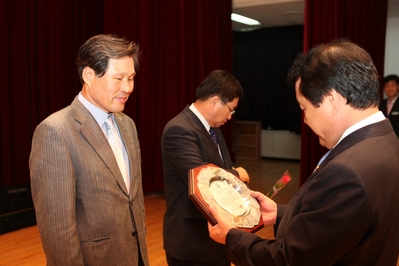 이시구 계룡건설 회장이 염홍철 대전시장으로부터 11일 대전시 3층 대강당에서 열린 '2010 대전시 우수공사장' 시상식에서 상패를 받고 있다.