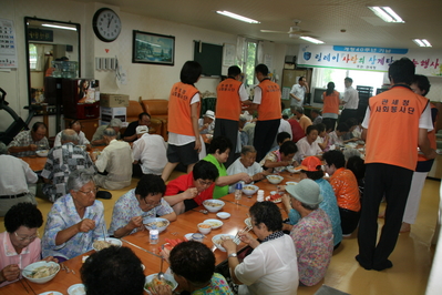 정부대전청사 관세청 직원들이 12일 법동종합사회복지관을 찾아 무의탁 노인들에게 삼계탕을 대접했다.