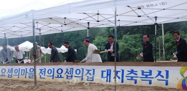 ▲ 전의요셉의 집은 지난 13일 연기군 전의면 원성리 신축부지에서 자원봉사자 등 100여명이 참석한 가운데 '전의요셉의 집' 대지 축복식(기공식)을 가졌다. 