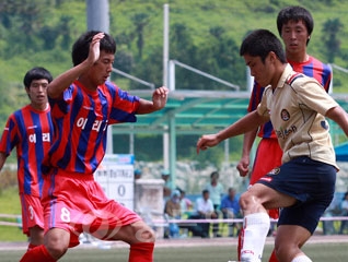 대전 시티즌 U-18 유소년클럽(충남기계공고) 선수들이 조별예선에서 만난 전북 이리고와 대결을 펼치고 있는 모습.