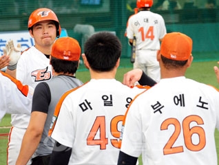 ▲ 29일 대전한밭야구장에서 열린 한화이글스와 두산베어스의 경기, 5회말 투아웃 2,3루 상황에서 김태완이 3점홈런을 치고 동료들의 축하를 받고있다./손인중 기자 ▲ 29일 대전한밭야구장에서 열린 한화이글스와 두산베어스의 경기, 5회말 투아웃 2,3루 상황에서 김태완이 3점홈런을 치고 동료들의 축하를 받고있다./손인중 기자