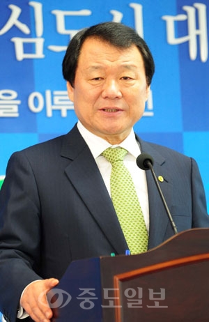 ▲ 6일 오전 염홍철 대전시장이 대전시청 9층 기자 회견장에서 9월 정례기자간담회를 열어 기자들의 질문에 답하고있다./손인중 기자