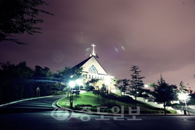 ▲ 불켜진 대학교회 야경이 운치있다