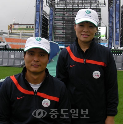선수단대표 이권식<왼쪽>·이근우씨 선수단대표 이권식<왼쪽>·이근우씨