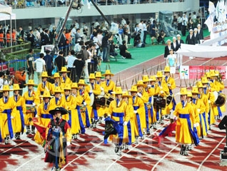 ▲ 제30회 전국장애인체육대회 개막식이 6일 오후 한밭종합운동장에서 열려 선수단 입장을 하고있다./손인중 기자