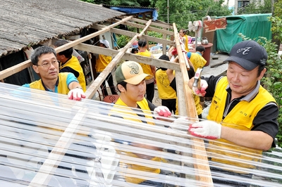 (주)대흥 직원들로 구성된 '사랑의 고치미'가 11년째 소외이웃 집수리 봉사를 펼치고 있는 가운데 8일 중구 옥계동에서 101번째 봉사활동을 펼치고 있다.
<br /> 