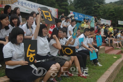 8일 지적장애인 고등부 축구 8강전, 대전과 충남의 경기가 열린 목원대 운동장에서 유성생명과학고 특수학급 학생들이 응원전을 펼치고 있다.