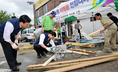 열악한 주거환경에 처한 대전 중구 태평2동 준혁이네 집을 새롭게 고쳐주기 위한 집수리 봉사활동이 지난 11일 (사)희망의 러브하우스를 주축으로 지역관련 기관들이 힘을 보태 펼쳐졌다.