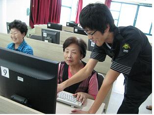 천안 은빛복지관 오시영 공익요원<사진 맨왼쪽>이 노인들을 대상으로 컴퓨터 수업을 진행하고 있다.