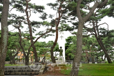 ▲ 솔뫼성지와 김대건 신부 동상