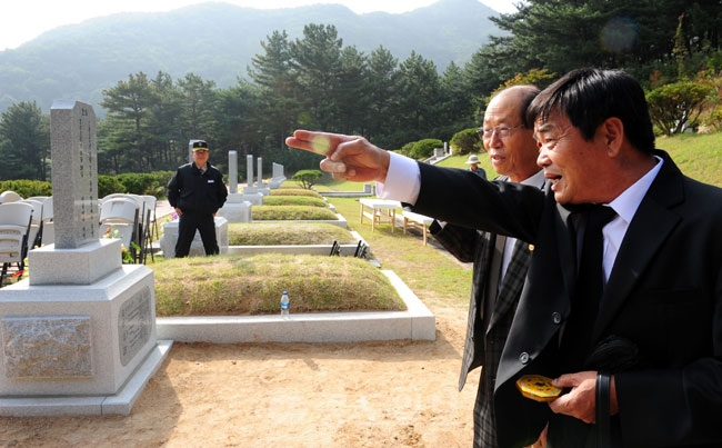 ▲ 황장엽 전 북한 노동당 비서의 안장이 국립대전현충원으로 확정된 13일  대전현충원 국가·사회회공헌자 묘역에서 현충원 직원들이 묘지 조성 작업을 하고 있다./지영철 기자 ycji07@
<br /> 