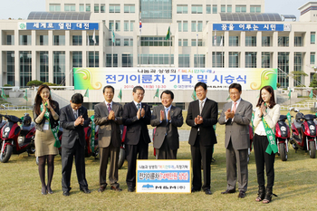 엠앤엠(주) 심상현 대표가 18일 대전시청 남문광장에서 대전시 복지만두레 사업을 위해 시가 7400만원 상당의 110㏄급 전기이륜차 12대를 기탁했다.