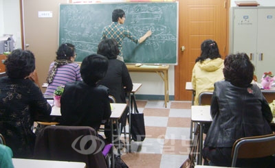 ▲ 지난 19일 오후 9시 대전시 서구 도마동 대전반딧불야학교에서 중등부 학생들이 수학 강의에 집중하고 있다.