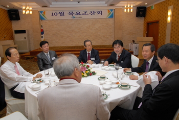 대전상공회의소(회장 송인섭)는 21일 유성호텔에서 지역 기관·단체장 등 100여명이 참석한 가운데 10월 목요조찬회를 가졌다.