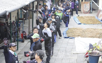 ▲ 한라공조(주) 임직원들은 사랑의 연탄 나누기 행사에 참여해 지역 이웃에게 따뜻한 겨울을 선사했다.