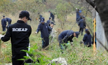 공군본부 장병들이 23일 오전 '공군 자원봉사 대축제'를 맞아 계룡대 인근 지역에서 환경정화활동을 펼치고 있다.