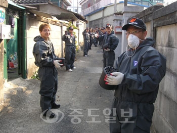 한국타이어(주) 금산공장 직원들이 금산군 제원면 일대 소외계층에게 전달할 연탄을 나르고 있다.