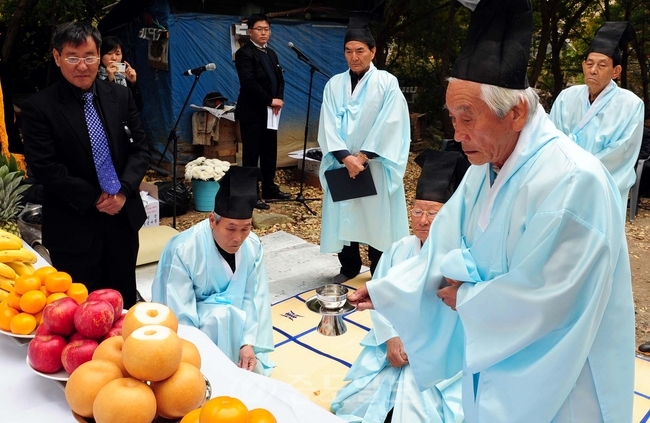 ▲ 충남국민보도연맹사건 희생자 합동위령제가 27일 오후 산내 골령골 학살지 현장에서 열려 관계자들이 헌작하고 있다./손인중 기자 dlswnd98@