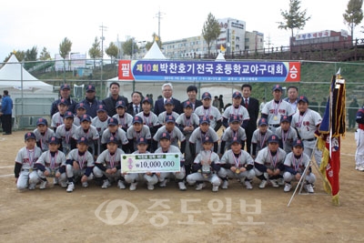 우승을 차지한 신흥초 야구부 선수들.