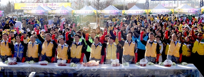 ▲ 23일 대전무역전시관에서 열린 대전무역 제2회 따뜻한 겨울나기 김장 대봉사 행사에 참석한 본사 김원식 사장과 염홍철 대전시장, 이상태 시의회의장, 김신호 시교육감, 박병달 국제로타리 3680지구총재 및 각계각층 자원봉사자들이 행사 시작에 앞서 사랑의 구호를 외치고 있다./지영철 기자 ycji07@