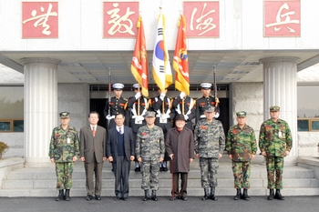 ▲ 계룡건설 이인구 명예회장<사진 왼쪽에서 5번째>은 29일 대한민국 무적 해병대 사령부를 방문해, 유낙준 사령관에게 위문금 1억원을 전달했다.