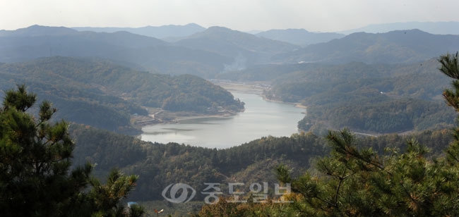 ▲ 정상에서 내려다 보이는 고복저수지.