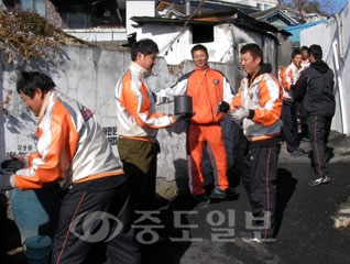 ▲ 한화이글스 선수단과 구단 관계자들은 7일 중구대사동 일원에서 '사랑의 연탄배달' 행사를 가졌다.