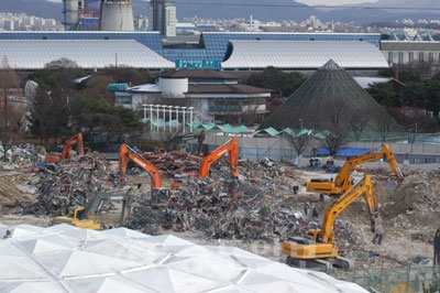 지난 10일 오후 대전 엑스포과학공원 내 정보통신관이 철거명령이 내려져 역사 속으로 사라지고 있다.