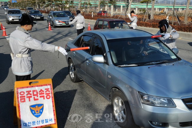 ▲ 16일 대전경찰청은 연말연시 음주운전 근절을 위해 시내 곳곳에서 대낮 음주운전 집중단속을 펼쳤다. 사진은 오후2시부터 시작된 둔산 평송청소년수련원 인근 음주단속을 현장./김상구 기자 ttiger39@