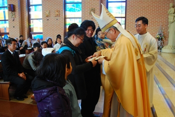 교구장 유흥식 주교가 구재선ㆍ이혜경씨 가정에 성가정 생명장학금을 전달하고 있다. 
