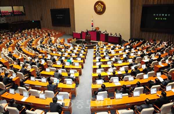 ▲ 18일  2개월여 동안 굳게 닫혔던 본회의장 문을 열고 2월 임시국회가 개회되고 있다./서울=지영철 기자